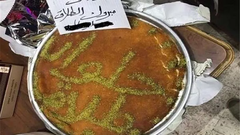 بالفيديو.. أردني يحتفل بطلاقه بتوزيع 