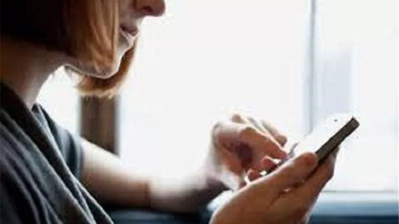 احذر.. الإفراط في استخدام الهاتف يسبب هذا المرض