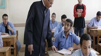 طلاب الثانوية الأزهرية يؤدون امتحان مادة التفسير