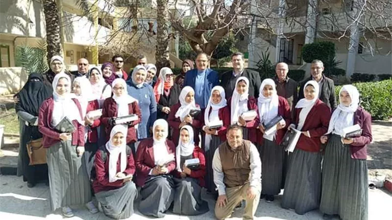 بدء توزيع أجهزة التابلت على طلبة المدارس بشمال سيناء