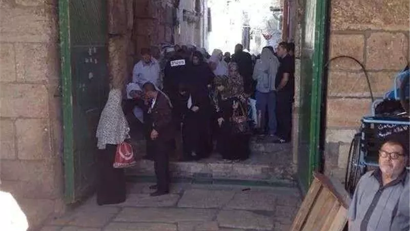 عشرات المستوطنين يقتحمون الأقصى وسط حراسة من قوات الاحتلال