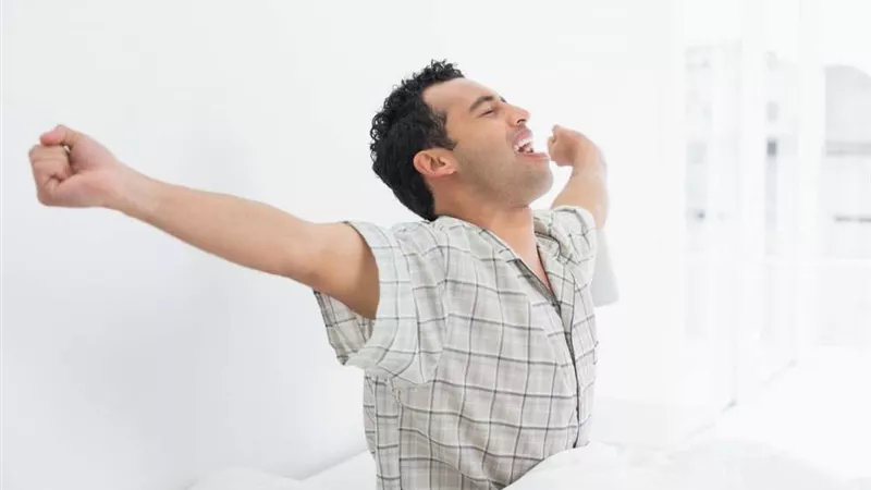 أبرزها الغفوة والقهوة.. عادات خاطئة تهدد صحتك