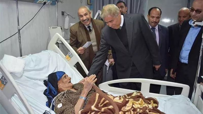 محافظ المنيا يتابع العمل بأقسام مستشفى جراحات اليوم الواحد