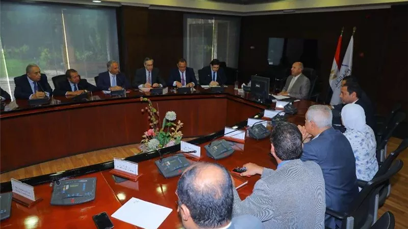 النقل تبحث معدلات التنفيذ بالمرحلة الثالثة للخط الثالث للمترو