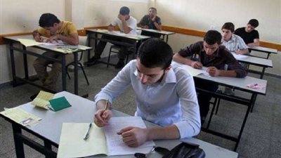 طلاب الثانوية العامة يؤدون امتحان مادتي الفيزياء والتاريخ