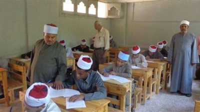 طلاب الثانوية الأزهرية يؤدون امتحان مادة الكيمياء