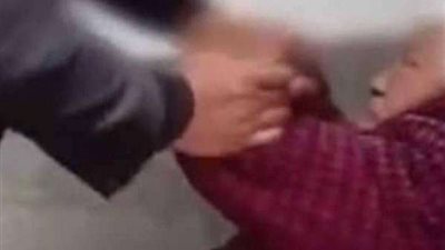 عاطل يعتدي على والدته وشقيقته بسبب 