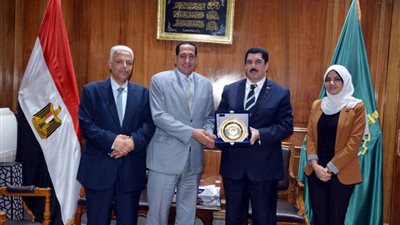 محافظ القليوبية يمنح السكرتير العام المساعد درع المحافظة