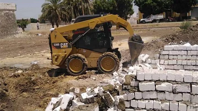 حملات مكبرة لإزالة التعديات بقرية البرجاية بالمنيا