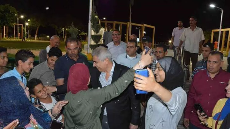 محافظ المنيا يلتقي بالمواطنين خلال جولته بالمحافظة