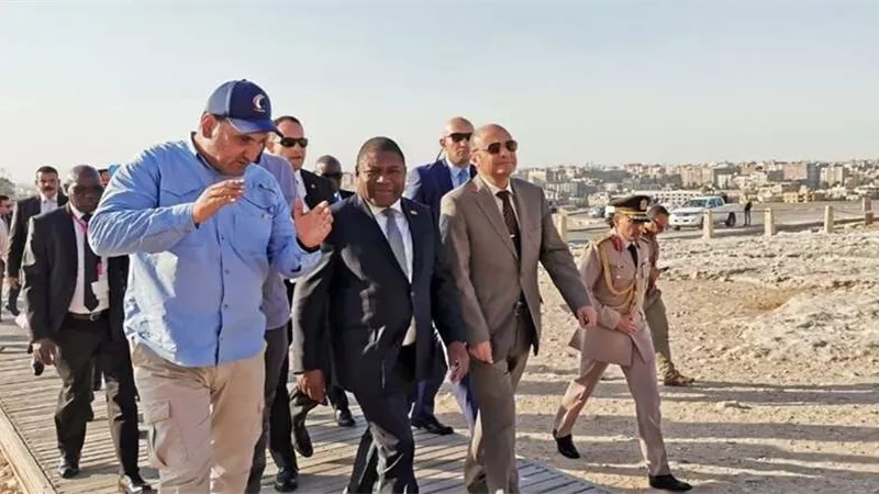 بالصور.. رئيس موزمبيق يزور الأهرامات