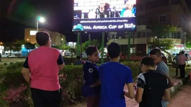 جماهير الوادى الجديد أمام الشاشات العملاقة لمشاهدة أولى مباريات الأمم الأفريقية