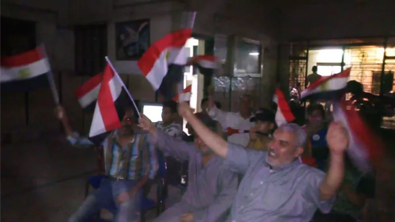إقبال كثيف من المواطنين لمشاهدة مباراة 