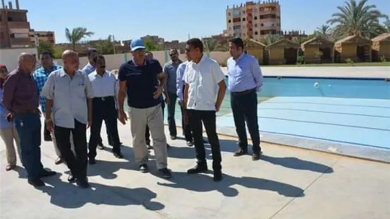 محافظ الوادي الجديد يتفقد أعمال تطوير الاستراحة الممتازة بالخارجة