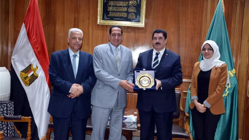 محافظ القليوبية يمنح السكرتير العام المساعد درع المحافظة
