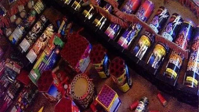القبض على شخصين لحيازتهما كمية كبيرة من الألعاب النارية