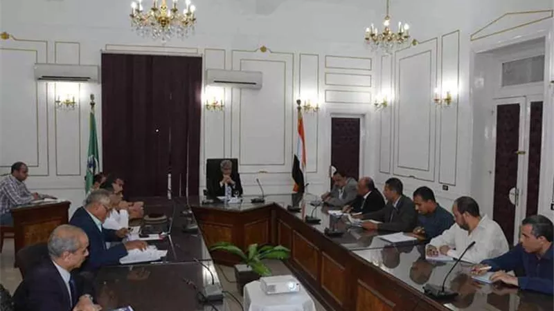 محافظ المنيا يناقش لائحة العمل الجديدة لتطوير مشروع النقل الجماعي