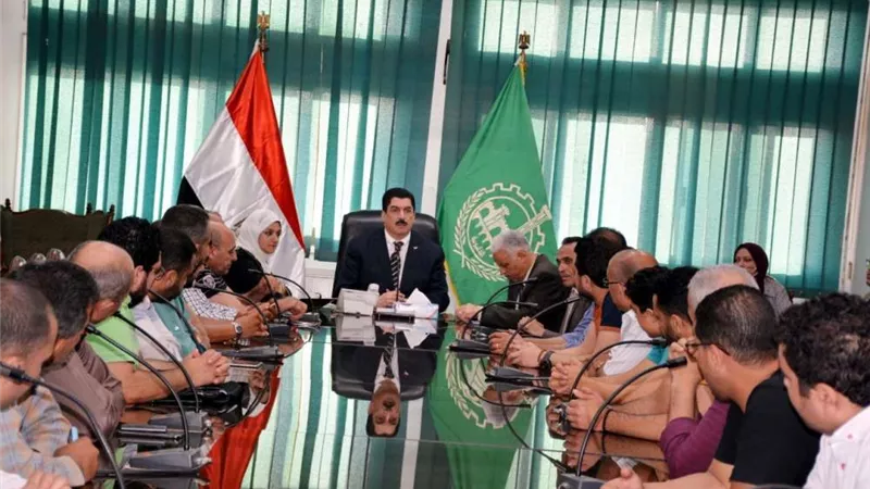 محافظ القليوبية يجتمع مع أصحاب المحلات بمدينة بنها لتفعيل طلاء المباني
