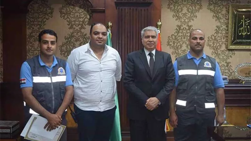 محافظ المنيا يكرم اثنين من المسعفين لأمانتهما