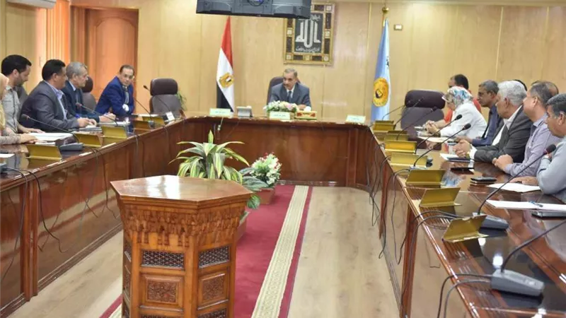 محافظ أسيوط: توفير فرص عمل للشباب بمرتبات مجزية