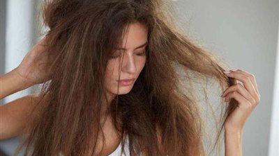 الطبيعي يكسب.. وصفة سحرية لعلاج جفاف الشعر