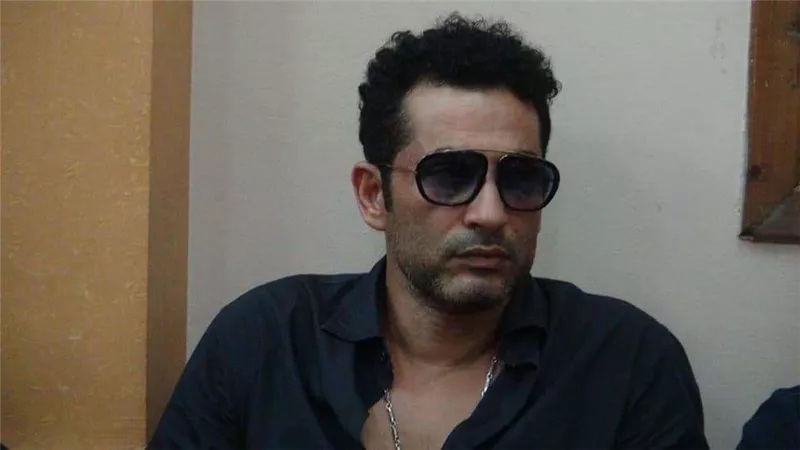 بالصور.. عمرو سعد يؤدي واجب العزاء في والد أحمد حسام ميدو