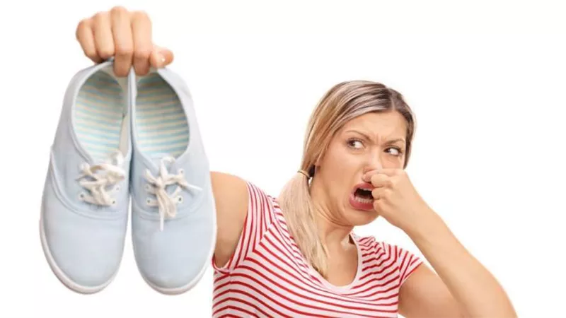 3 حيل للتخلص من رائحة الأحذية الكريهة في الصيف