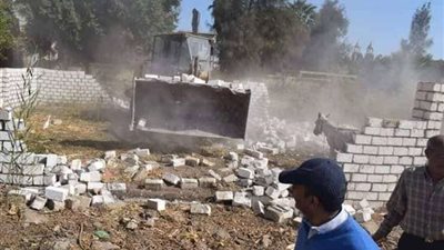 إزالة 9 حالات تعد وتركيب 150 كشاف ليد بمركز المنيا