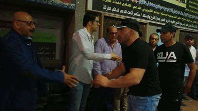 بالفيديو والصور.. أحمد السقا في عزاء محمد أبو الوفا