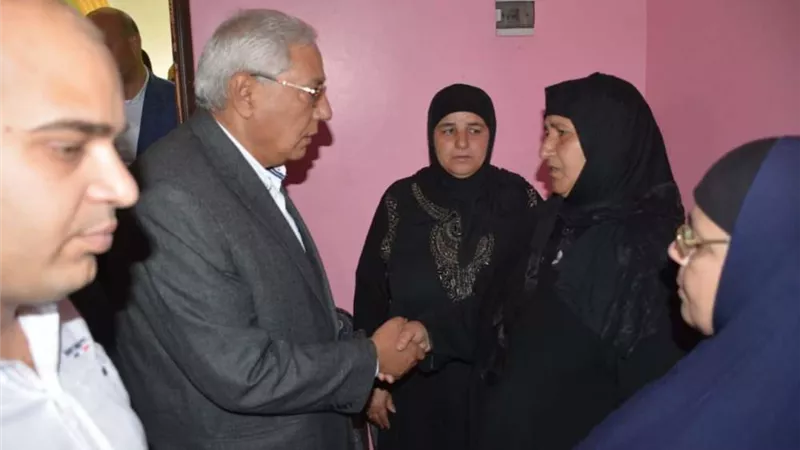 محافظ الدقهلية يقدم واجب العزاء لأسرة الشهيد محمد بشير بزيان