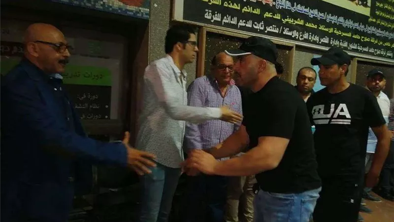 بالفيديو والصور.. أحمد السقا في عزاء محمد أبو الوفا