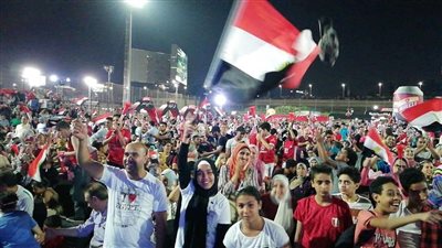 بالصور.. فرحة الجماهير بهدف صلاح في شباك أوغندا