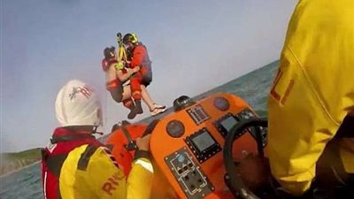 بعد قفزة متهورة.. إنقاذ صبيين من الغرق بالمحيط
