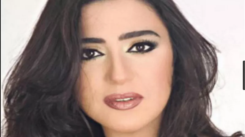 الفنانة وفاء صادق تحصل على جائزة التميز في مهرجان همسة الدولي