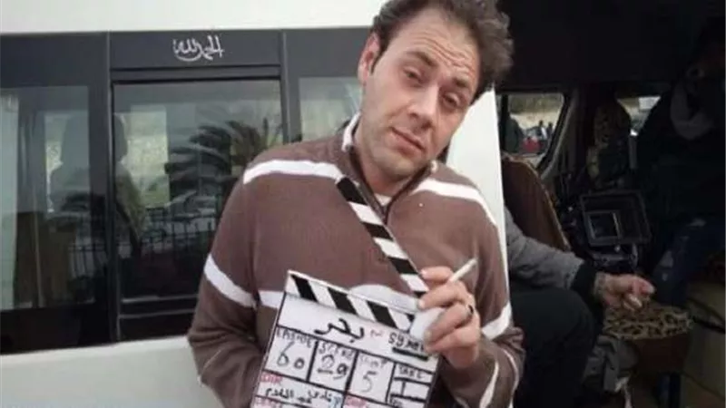 محمد علي رزق وزوجته يدعمان منتخب مصر من استاد القاهرة