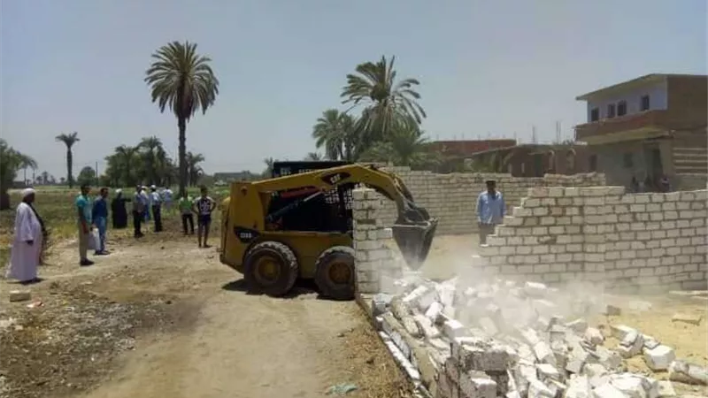 إزالة 17 حالة تعد وتنفيذ 3 قرارات إدارية بمركزين بالمنيا