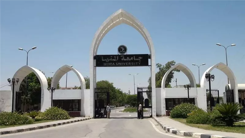 رئيس جامعة المنيا يكرم المتدربين في مبادرة 