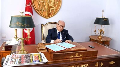 وسط جدل وانقسام.. الرئيس التونسي يحدد موعد الانتخابات الرئاسية