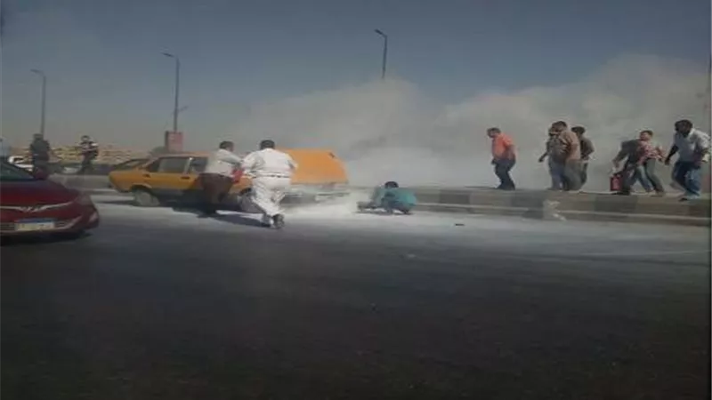 بالصور.. إخماد حريق سيارة أعلى الدائري دون إصابات