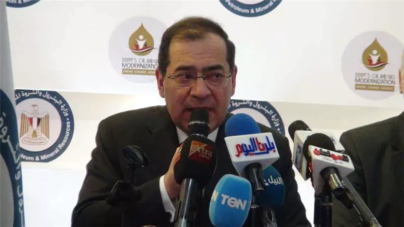 القاهرة تتابع  حركة سيارات السيرفيس والتاكسي الأبيض بعد تحريرسعر البترول