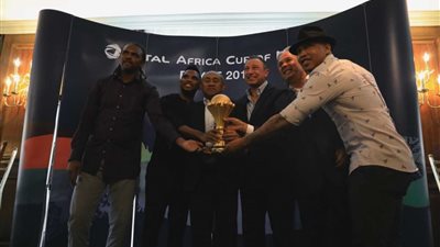 بالصور.. الخطيب وإمام وإيتو يلتقطون صور تذكارية مع كأس أمم أفريقيا