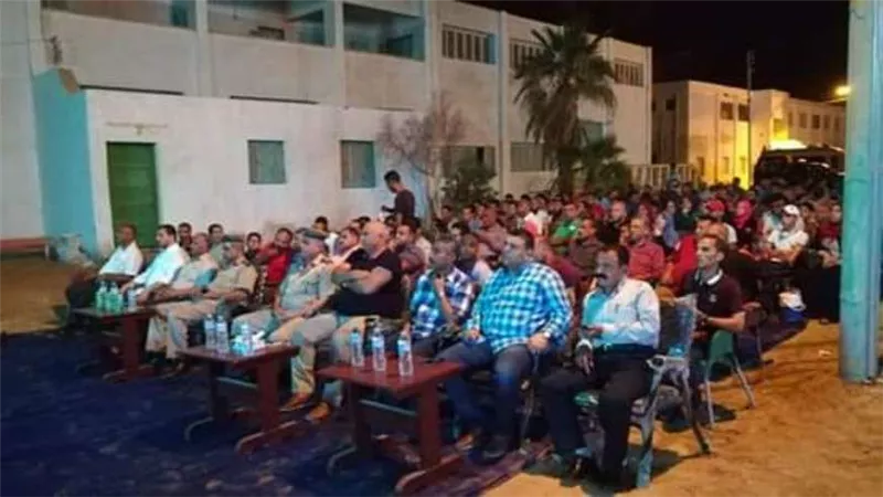 محافظ الوادي الجديد يتابع مباراة مصر وجنوب أفريقيا وسط الجماهير