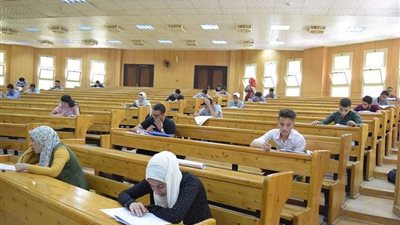 رئيس جامعة بني سويف يتابع سير اختبارات القدرات لطلاب الثانوية العامة