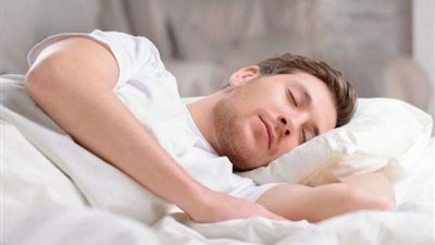 5 حيل تساعدك على النوم في الحر