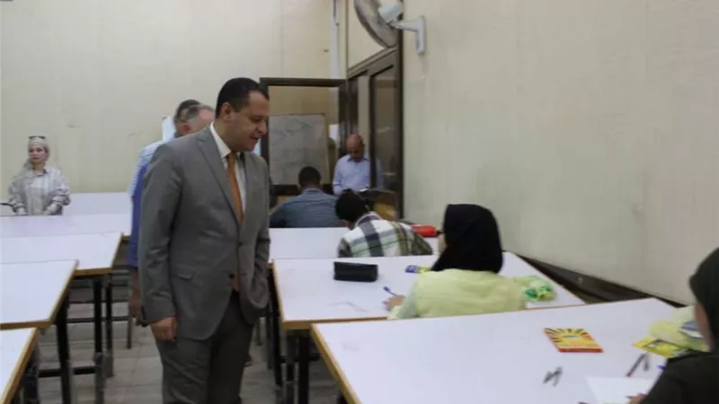 رئيس جامعة أسيوط يتابع أداء طلاب الثانوية المتقدمين لاختبارات القدرات