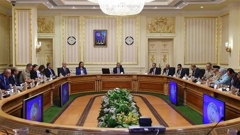 بالصور.. رئيس الوزراء يبحث تنفيذ مشروعات العاصمة الإدارية
