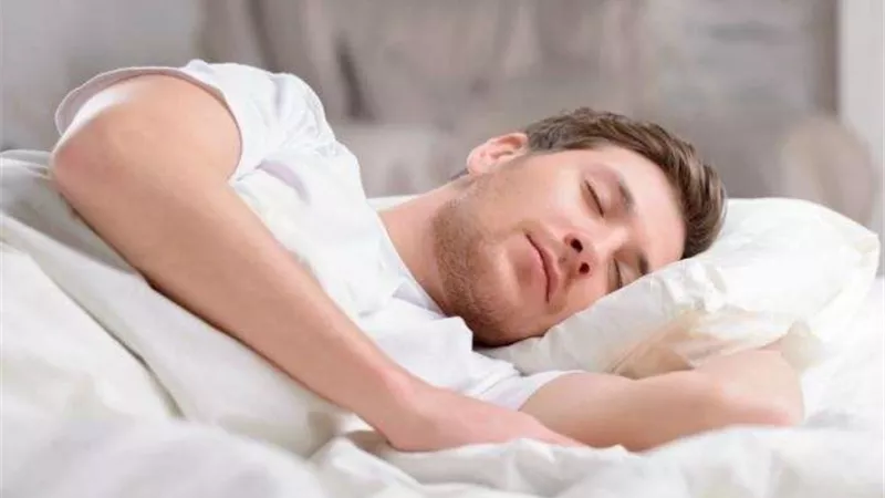 5 حيل تساعدك على النوم في الحر