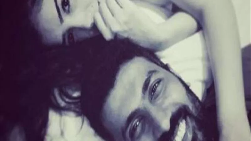 صورة رومانسية تجمع محمد سامي ومي عمر