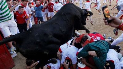 بالصور.. لقطات صادمة لثيران غاضبة تدهس أشخاص في إسبانيا