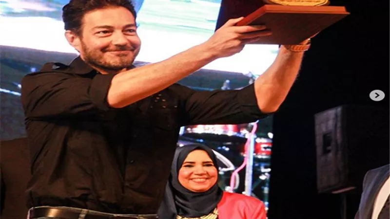بالصور.. أحمد زاهر ينشر صور تكريمه من المعهد العالي للإعلام